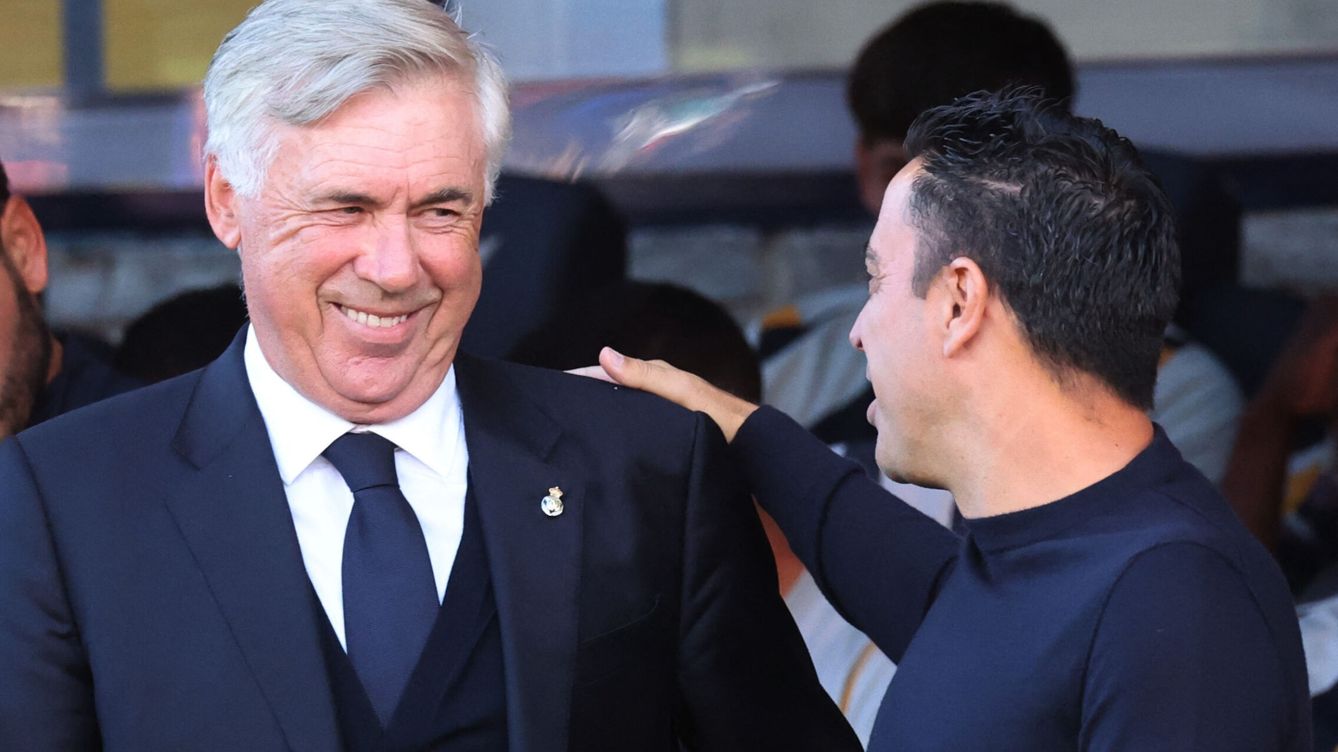 Foto: Ancelotti y Xavi se saludan antes de empezar un Clásico. (Reuters/Nacho Doce)