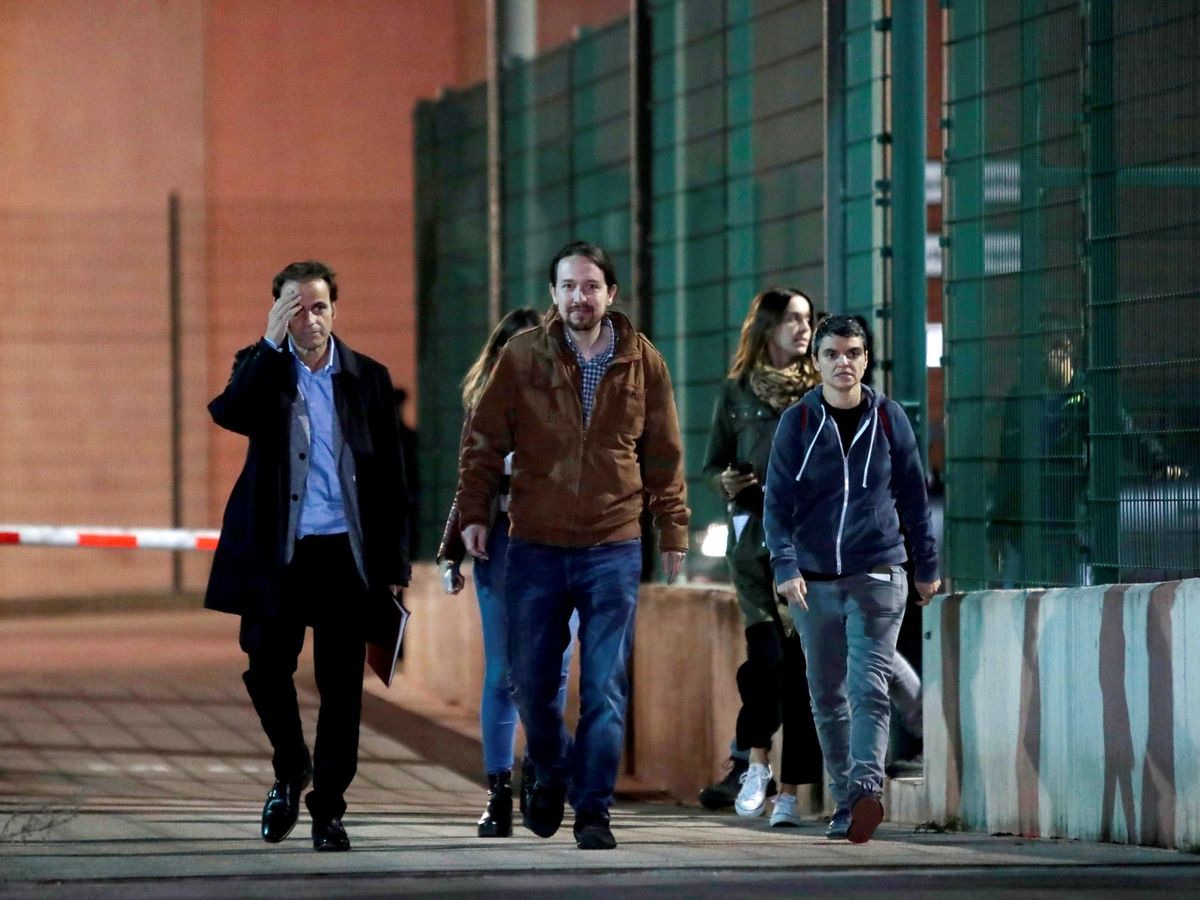 Foto: El líder de Podemos, Pablo Iglesias (c), acompañado por los dirigentes de los 'comuns' Lucía Martín (d) y Jaume Asens (i), a su salida de la prisión de Lledoners tras reunirse con Oriol Junqueras en octubre de 2018. (EFE)