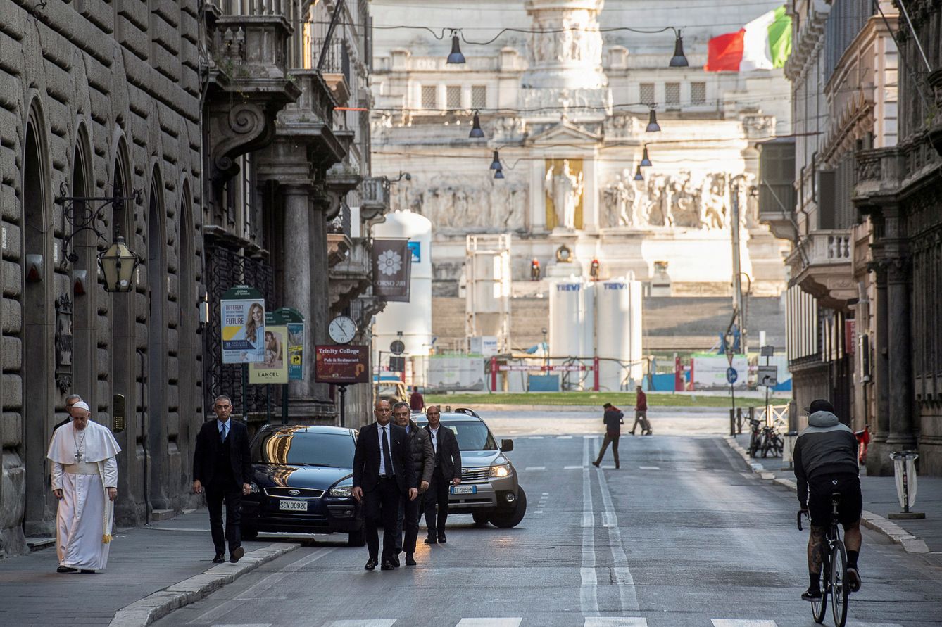 El Papa Francisco camina por una Roma desierta. (Reuters)