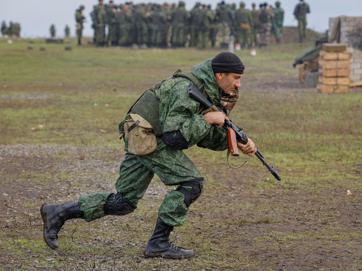 Foto: Un reservista ruso en un entrenamiento en un campo de tiro en la región de Donetsk. (Reuters/Alexander Ermochenko)