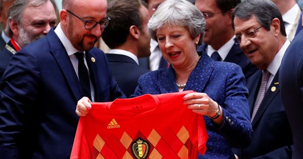 Foto: El primer ministro belga regala una camiseta de la selección de Bélgica a May. (Reuters)