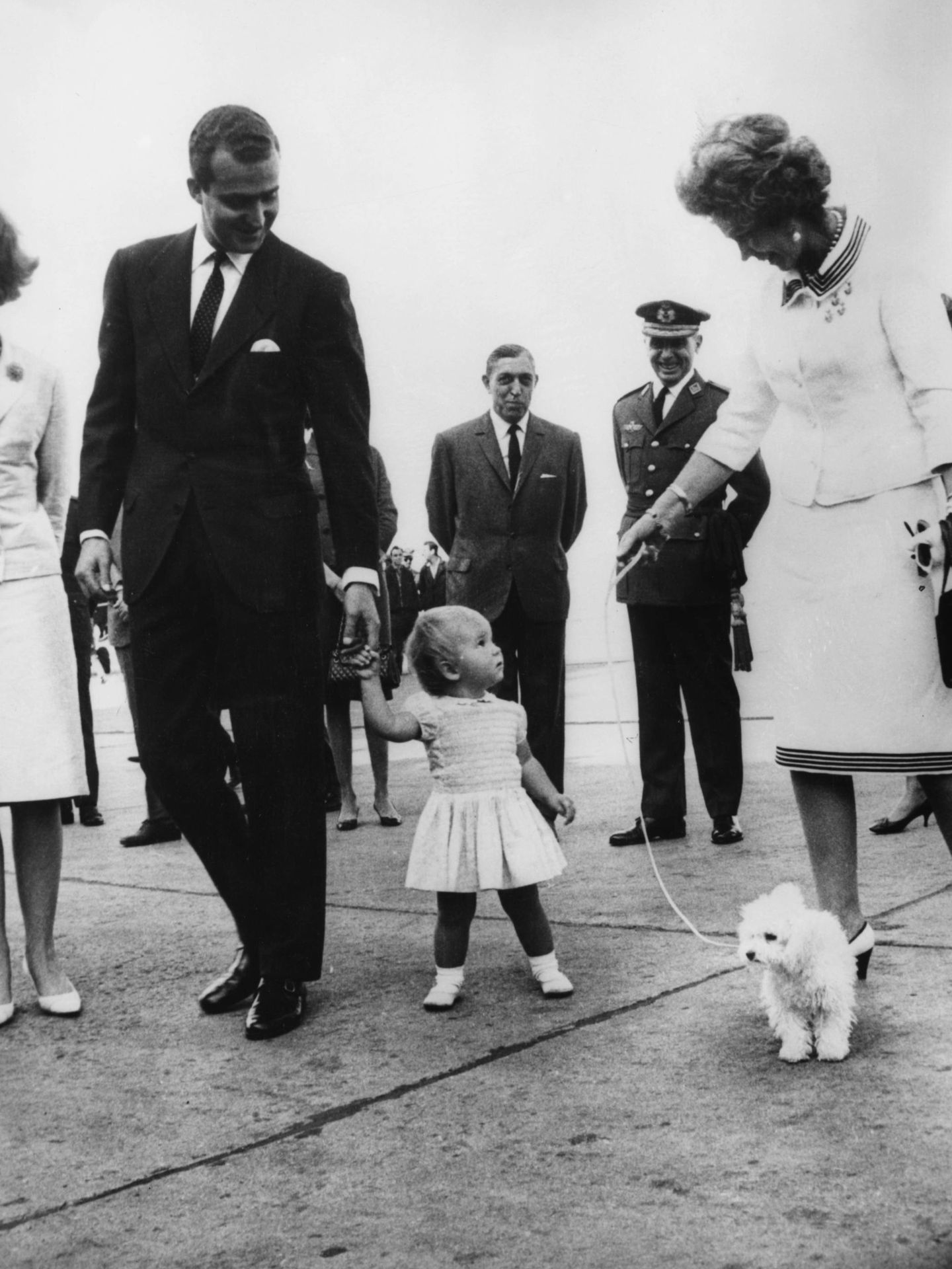 Federica de Grecia, junto al rey Juan Carlos y la infanta Elena, en 1965 en Madrid. (Getty)