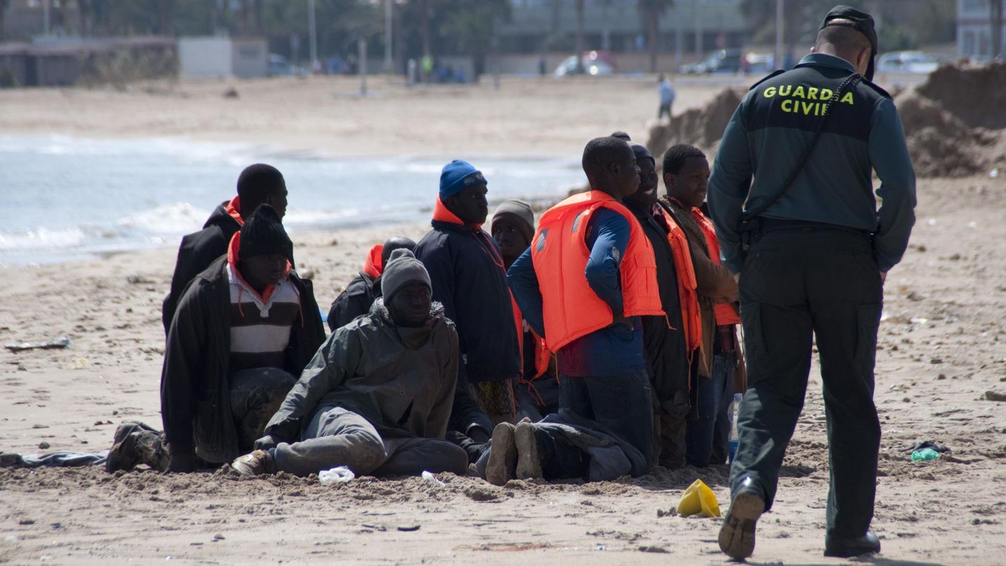 Un grupo de inmigrantes en la playa de Melilla