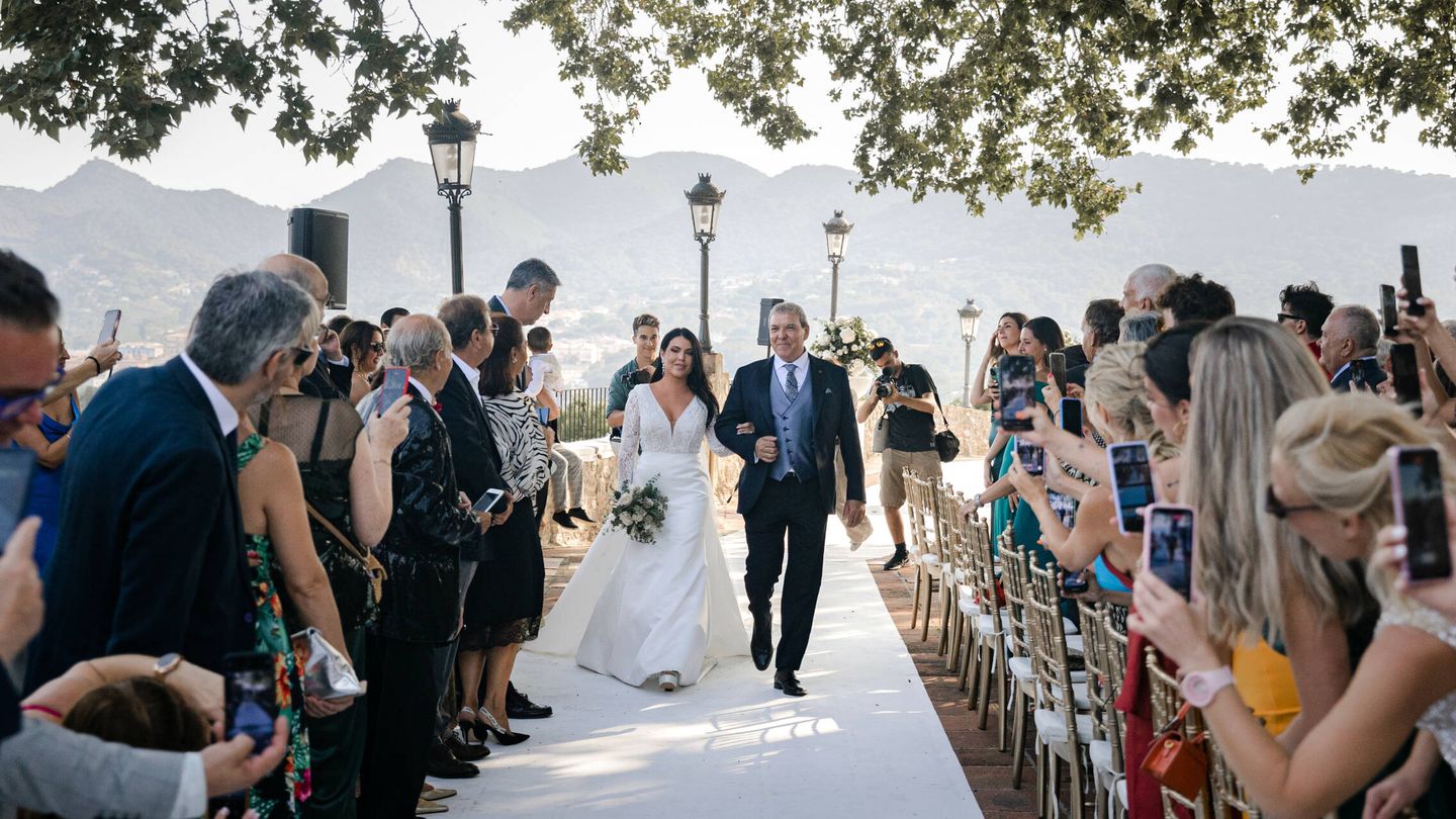 Elisabeth Álvarez llegando a la boda del brazo de su padre. (Fotografías Yago Bruna y Carolina Ferrer)