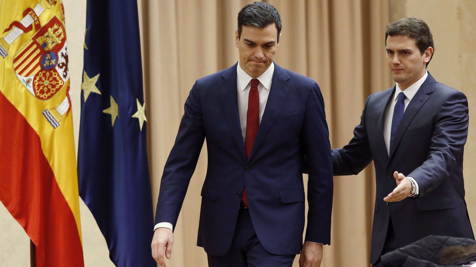 Foto: El secretario general del PSOE, Pedro Sánchez, y el líder de Ciudadanos, Albert Rivera, antes de firmar este miércoles el acuerdo. (Efe) 