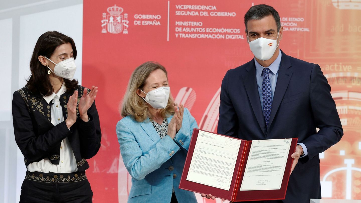 Las ministras Pilar Llop, de Justicia, y Nadia Calviño, de Economía, junto a Pedro Sánchez, presidente del Gobierno. (EFE/Moya)