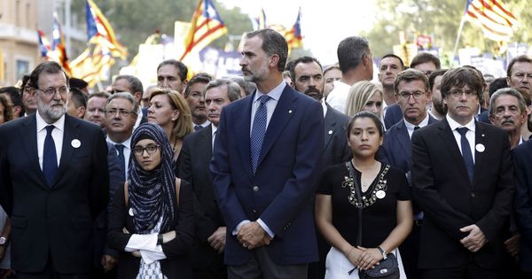 Foto: Felipe VI, junto a los presidentes del Gobierno, Mariano Rajoy (i), y de la Generalitat, Carles Puigdemont (d), durante la manifestación contra los atentados yihadistas en Cataluña. (EFE)