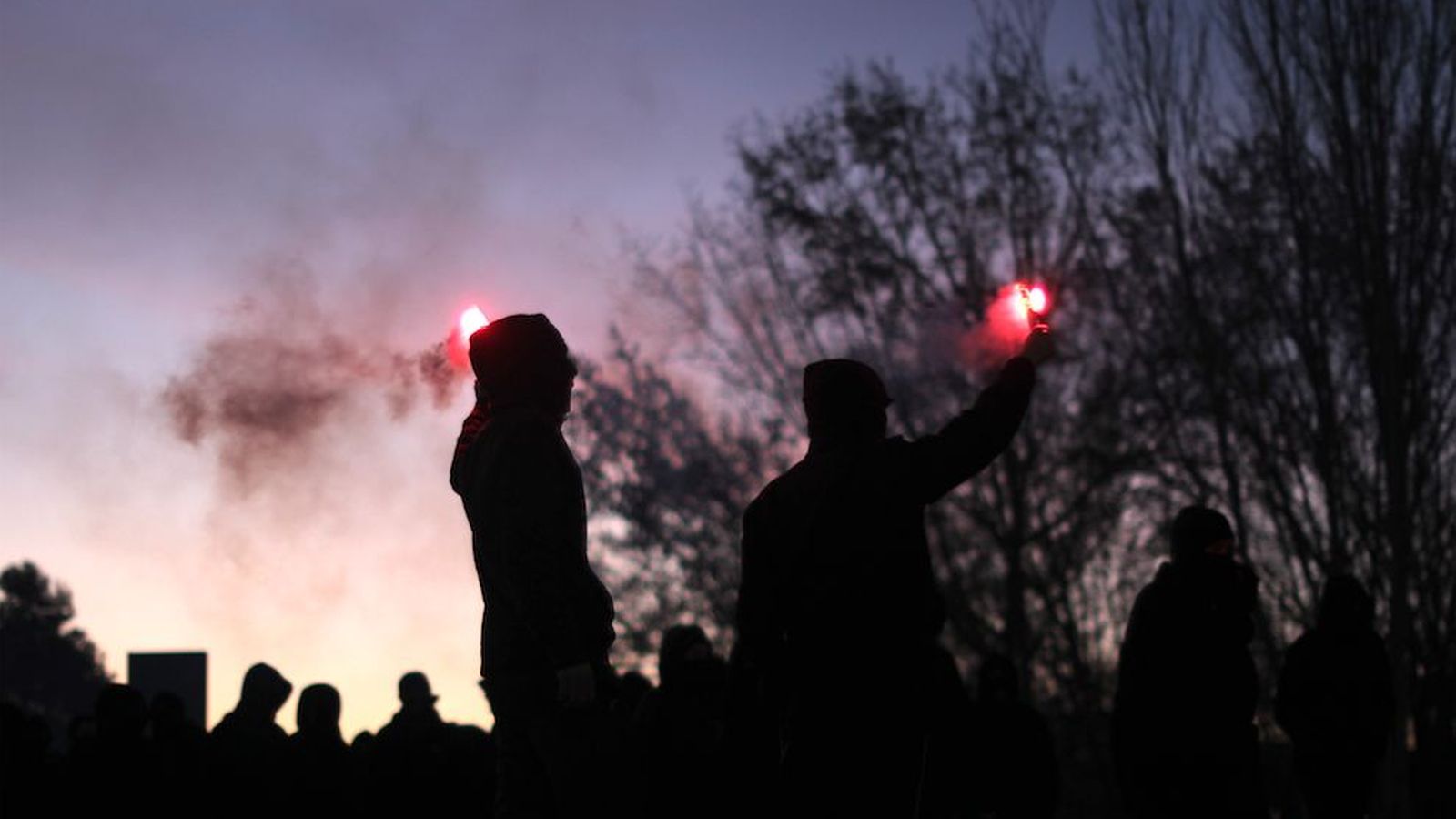 Foto: Estudiantes durante la noche de protestas que pasaron en el campus. (Andreu Tarrés Ruzicska)