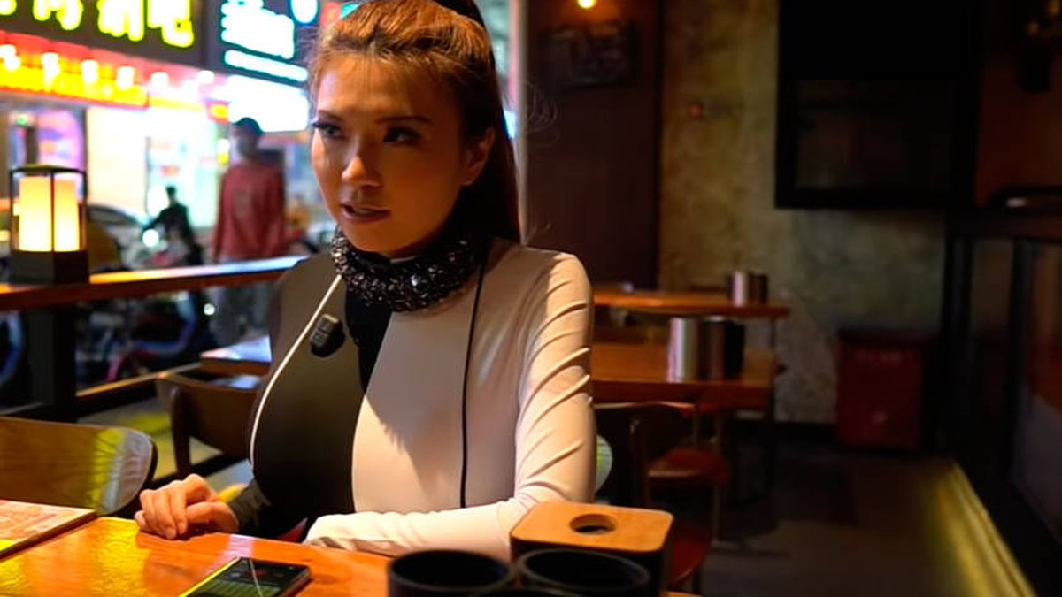 Una youtuber crea un collar que bloquea los micrófonos y evita que la espíen