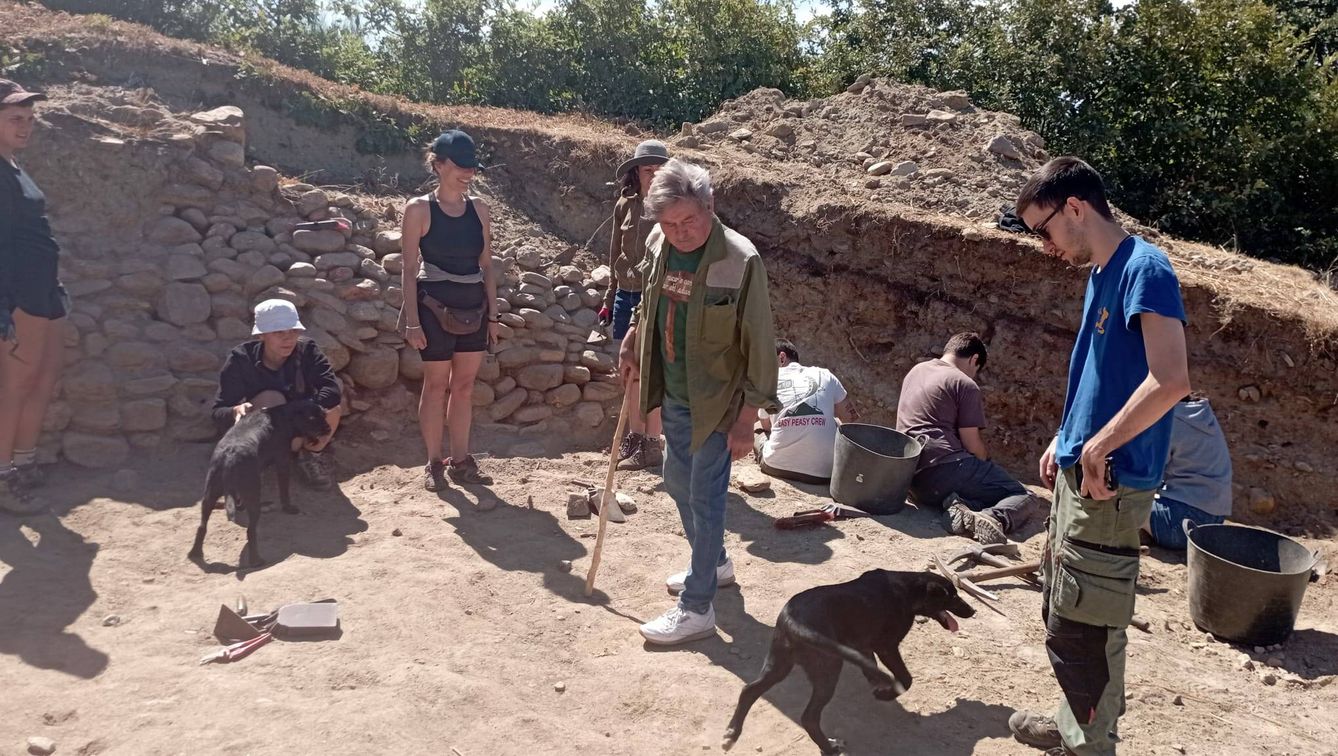 Participantes en una de las pasadas ediciones del campamento de arqueología de El Castro de San Lourenzo. (Cedida)