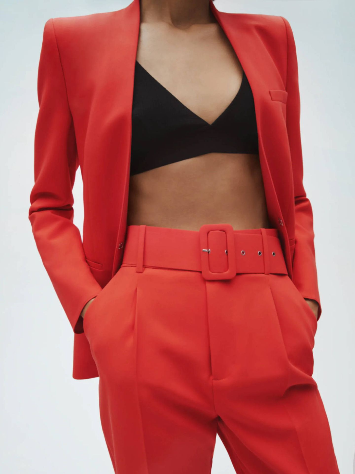 Zara nos invita a versionar el traje rojo de la reina Letizia con este blazer y
