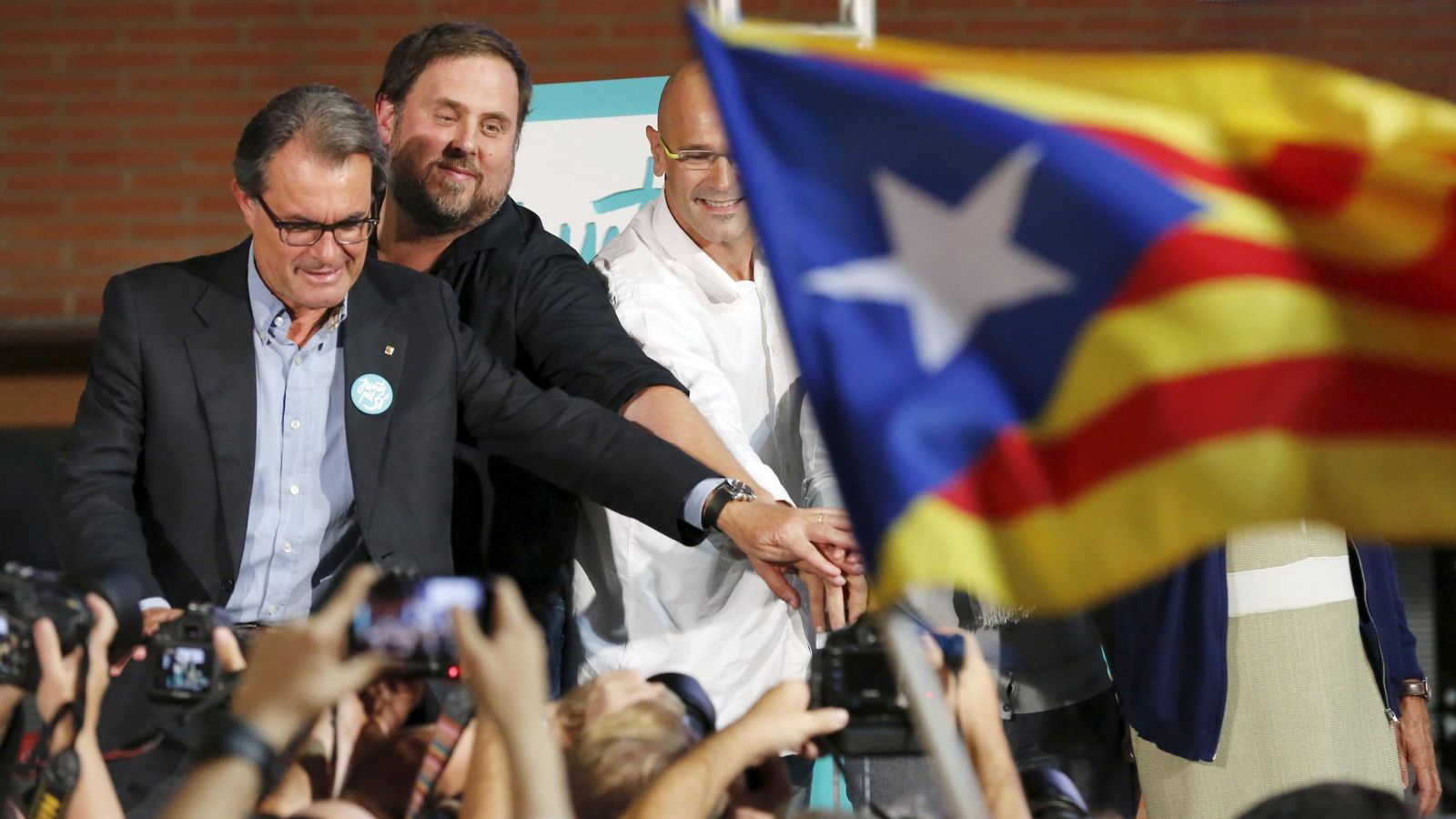 Foto: Artur Mas, Oriol Junqueras y Raül Romeva en el mitin de apertura de la campaña electoral. (Reuters)