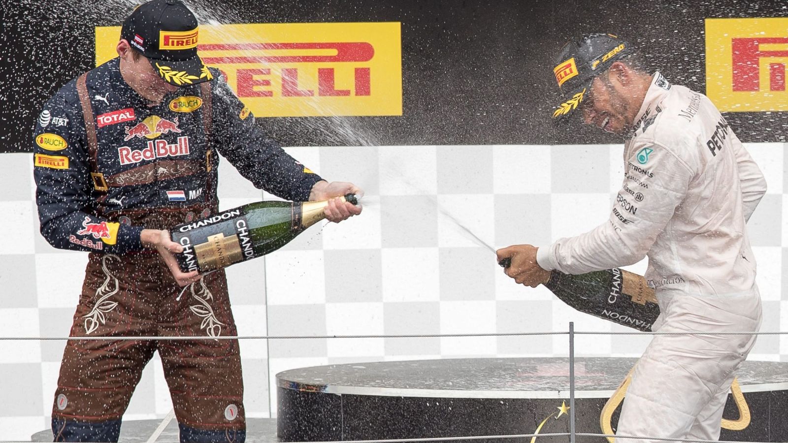 Foto: Verstappen y Hamilton en el podio de Austria.