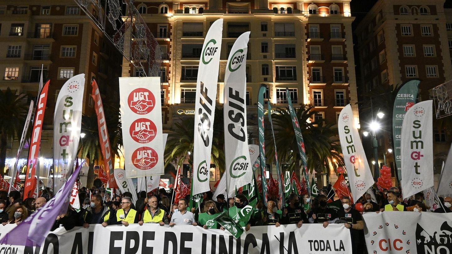 Manifestación convocada por los sindicatos de Unicaja Banco. (EFE/Jorge Zapata)