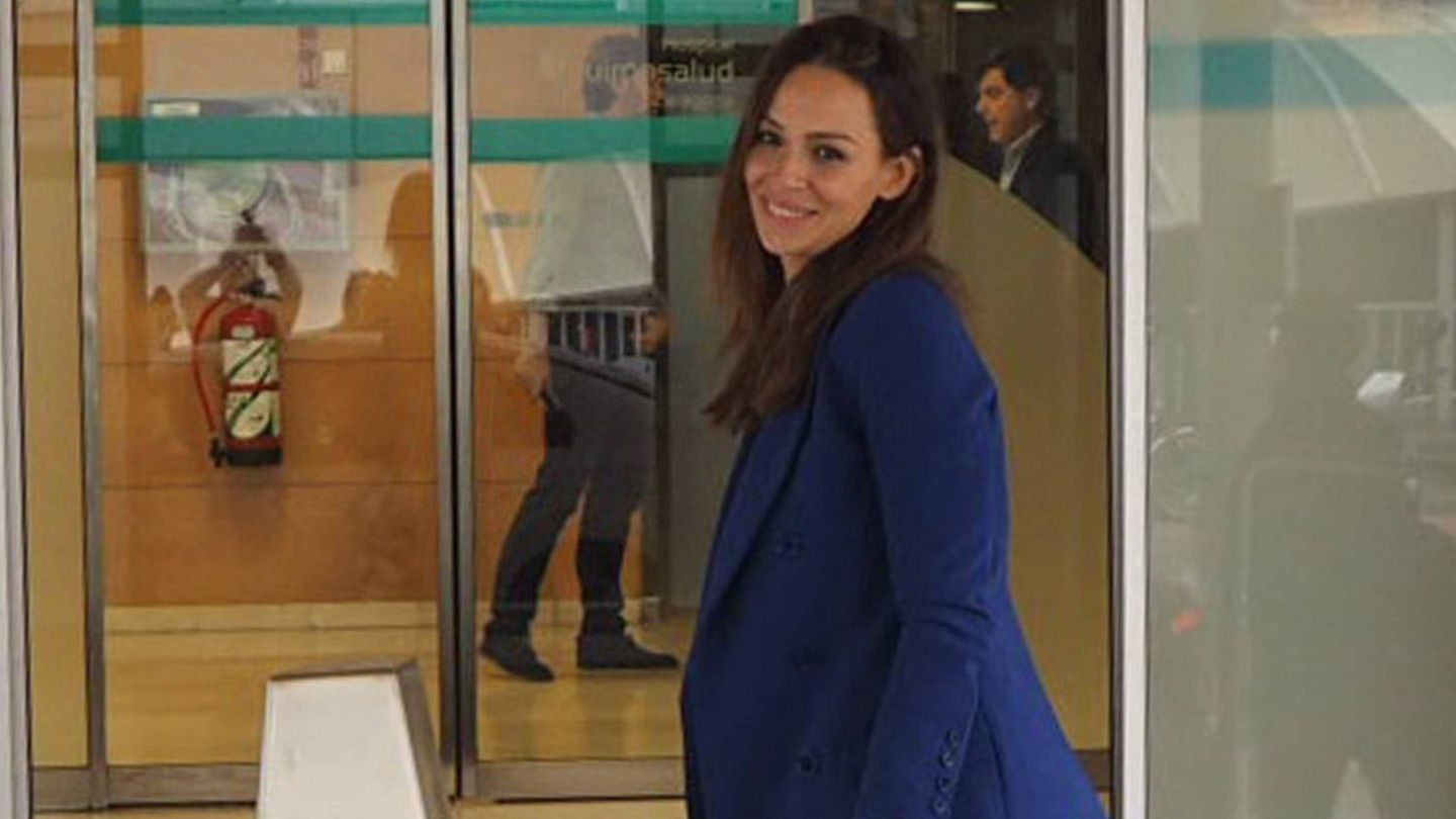 Eva González a su llegada al hospital Quirón de Zaragoza. (Gtres)
