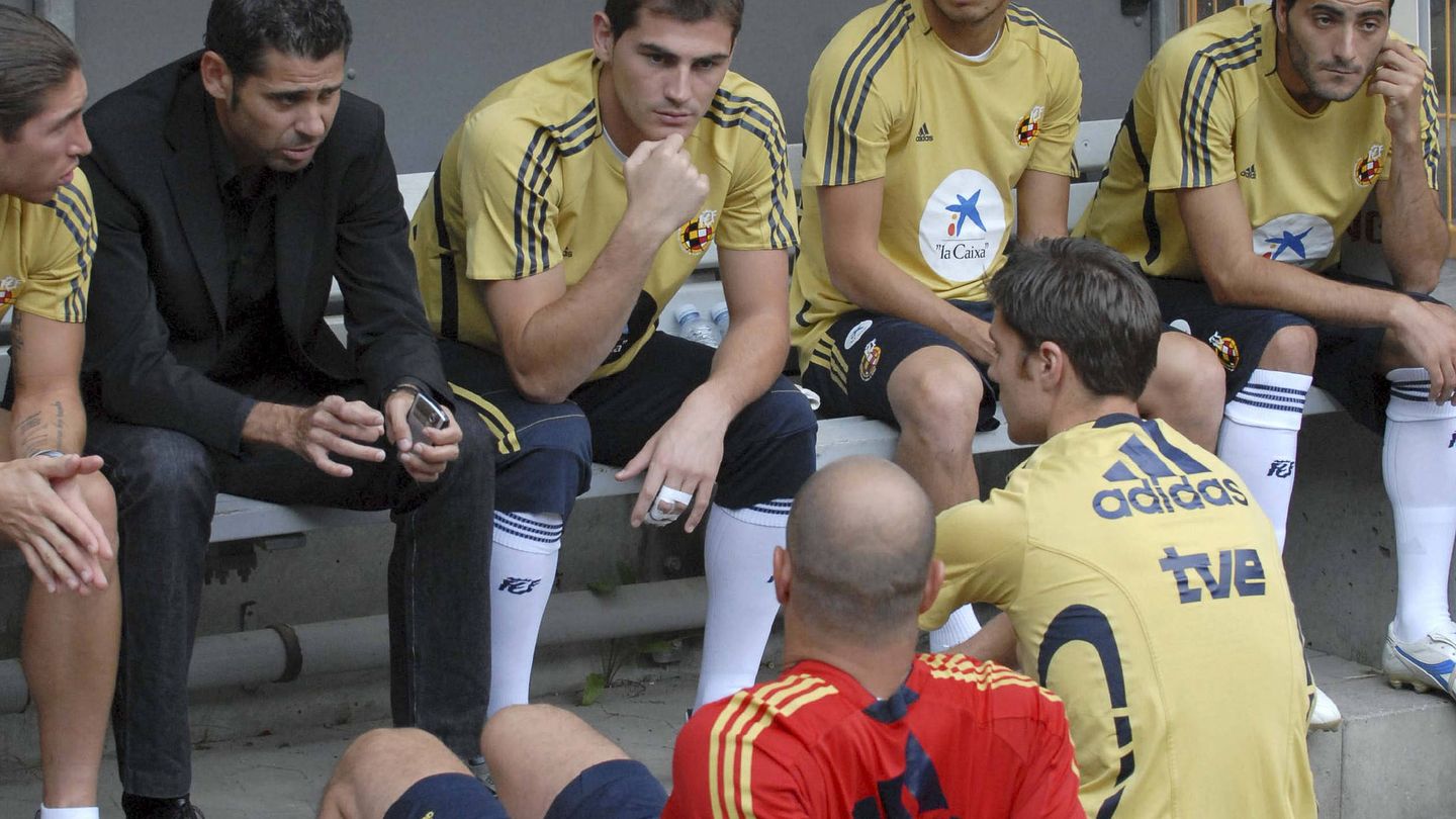 Fernando Hierro, rodeado de varios jugadores de la Selección en 2008. (EFE)