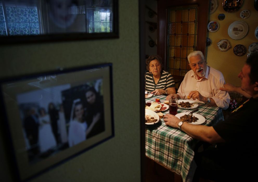 Foto: Una familia de seis miembros almuerza en su casa de Madrid. (Reuters)