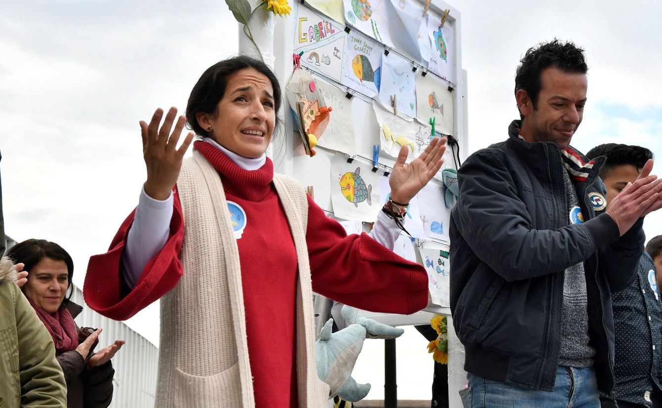 Ángel Cruz (d) y Patricia Ramírez (i) durante la inauguración del espacio de la 'Ballena' de la capital almeriense, dedicado a su hijo, Gabriel Cruz. (EFE)