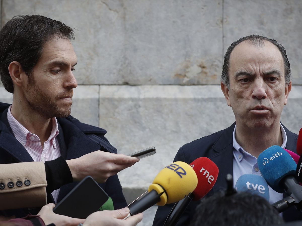 Foto: Los diputados Sergio Sayas (i) y Carlos García Adanero en marzo de 2022. (EFE/Villar López)