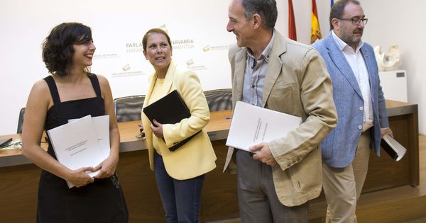 Foto: Uxue Barkos, tras la firma del acuerdo programático con sus socios de gobierno en julio de 2015: Laura Pérez de Podemos, Adolfo Araiz de Bildu, y José Miguel Nuin de I-E. (EFE)