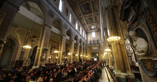 Foto: Interior de la Catedral de Nápoles, donde se guarda la reliquia de San Jenaro. (EFE)