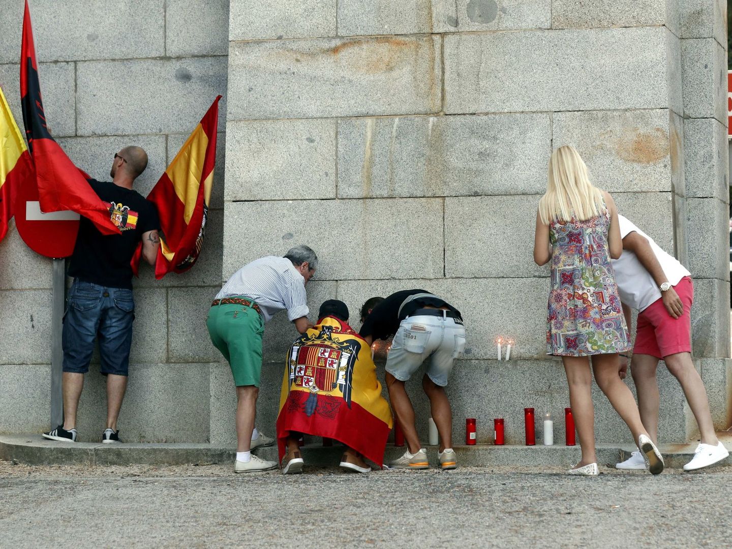 Vigilia convocada por Movimiento por España en la explanada del Valle de los Caídos. (EFE)