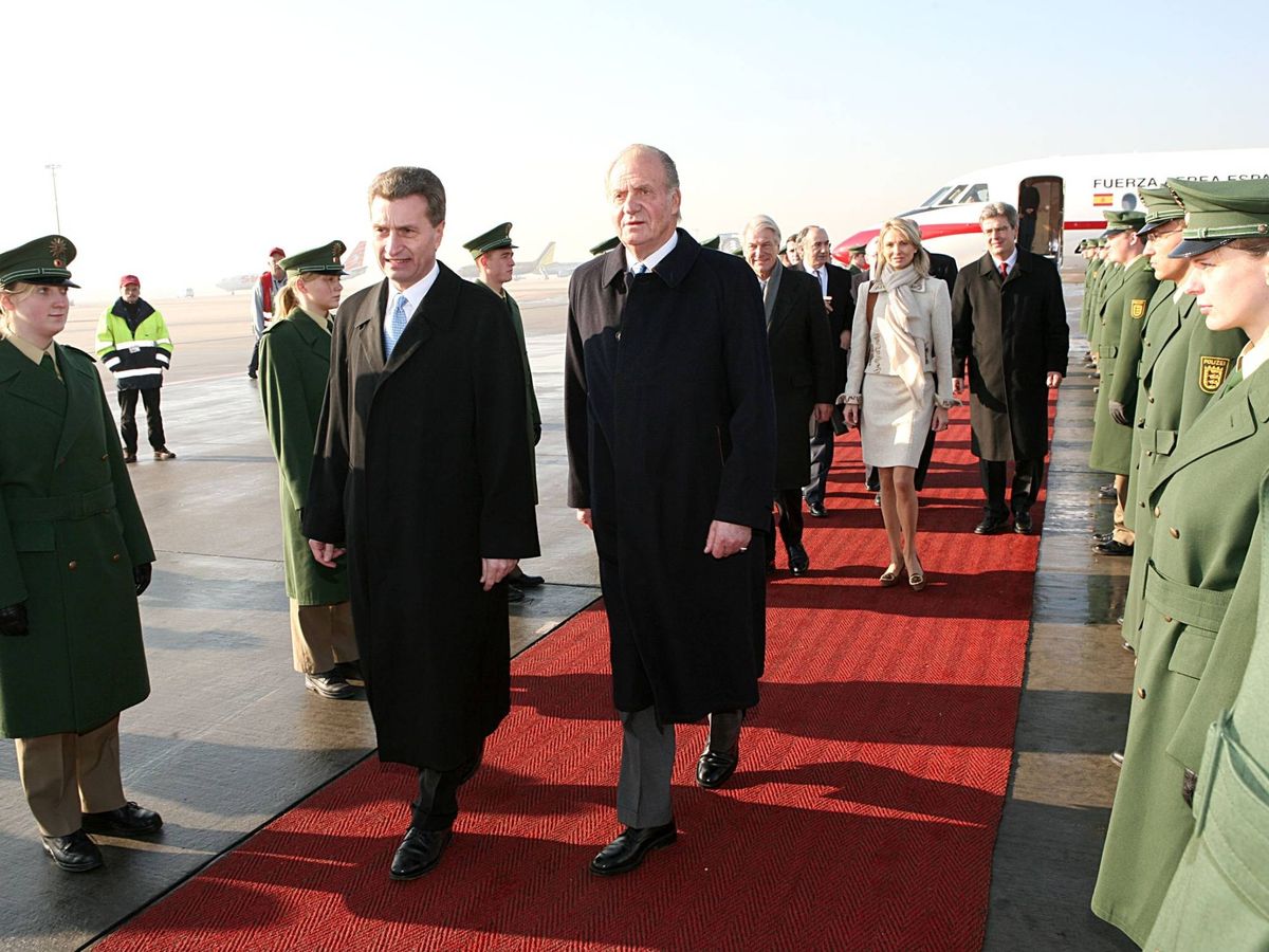 Foto: El rey Juan Carlos, en primer término; en segundo, Corinna, en 2006. (Getty)