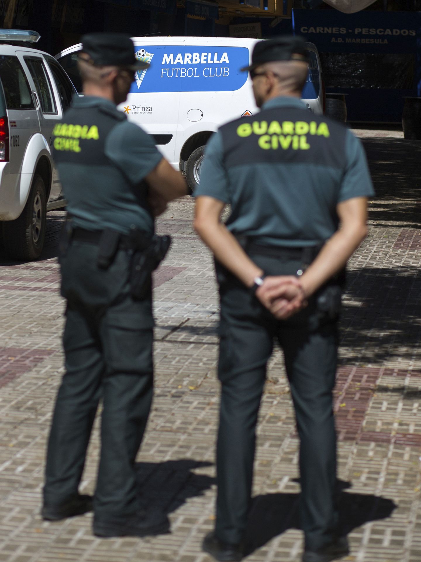 La Guardia Civil registra las instalaciones del estadio del Marbella Club de Fútbol. (EFE)