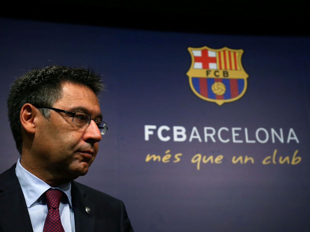 Foto: Josep María Bartomeu, presidente del Barcelona, con gesto de preocupación en el Camp Nou. (Efe)