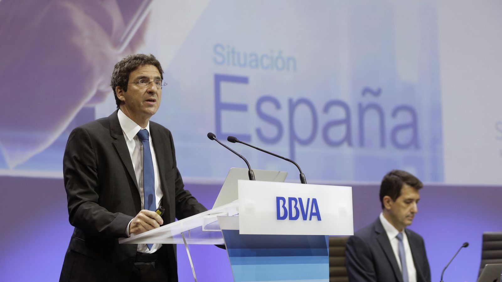 Foto: El economista jefe del Grupo BBVA, Jorge Sicilia (i), y el economista jefe de Economías Desarrolladas de BBVA Research, Rafael Doménech. (EFE)