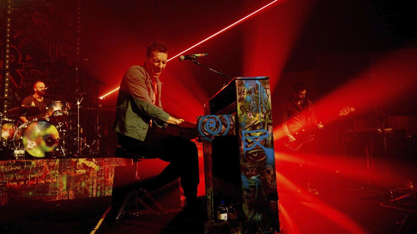 Foto: Chris Martin tocando el teclado mientras sueña con un sándwich de Nutella. (Efe/Tracey Nearmy)
