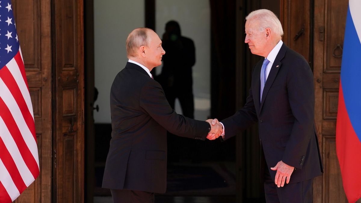 Biden advierte a Putin de 'consecuencias devastadoras' para Rusia si muere Navalni