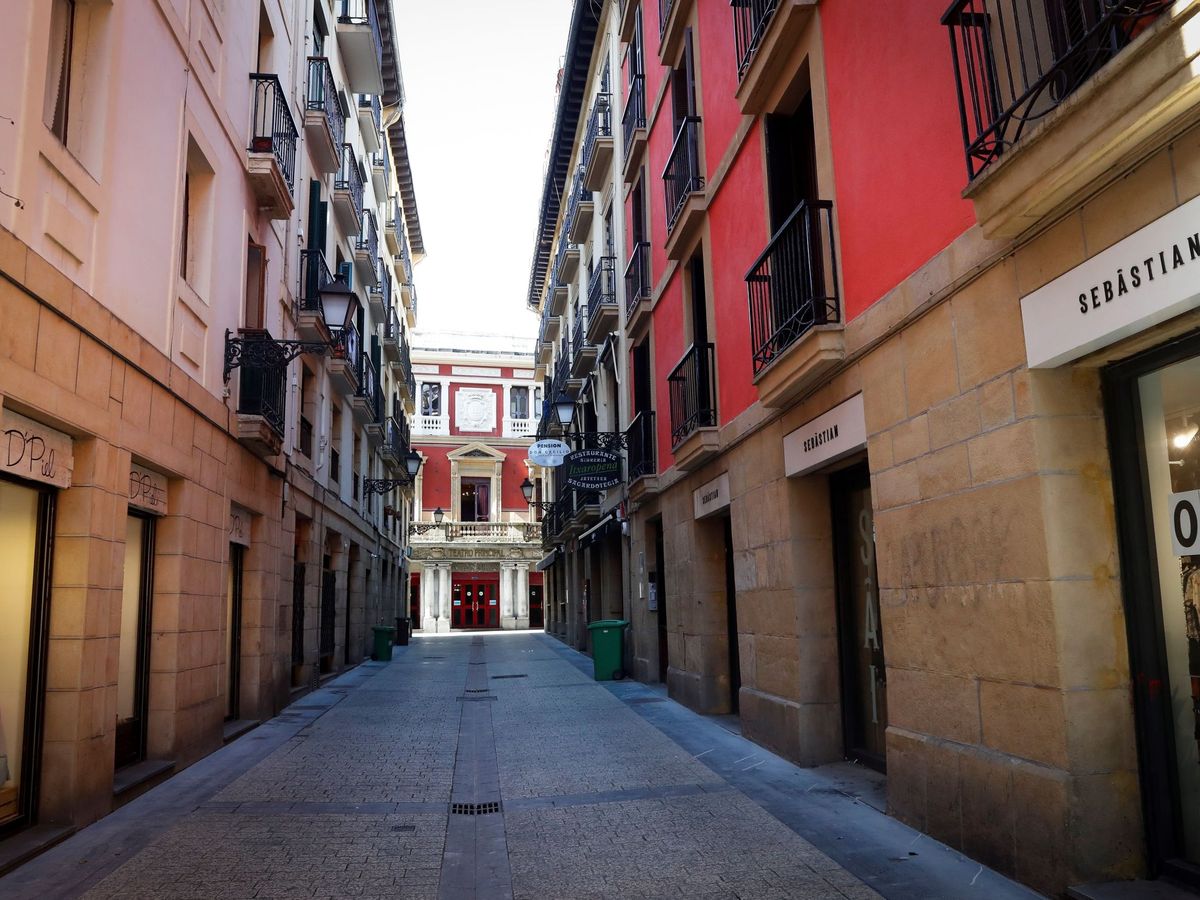 Foto: Vista de una calle de la Parte Vieja de San Sebastián, vacía este sábado por causa del coronavirus Covid-19. (EFE)