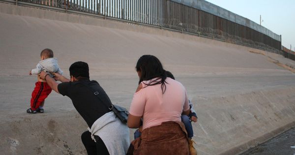 Foto: Migrantes tratan de cruzar la frontera hacia Estados Unidos. (EFE)