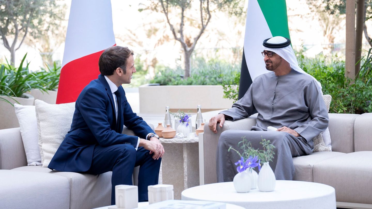 Mohamed bin Zayed con el presidente francés Emmanuel Macron. (EFE/Hamad Al Kaabi/Ministry of Presidential Affairs) 