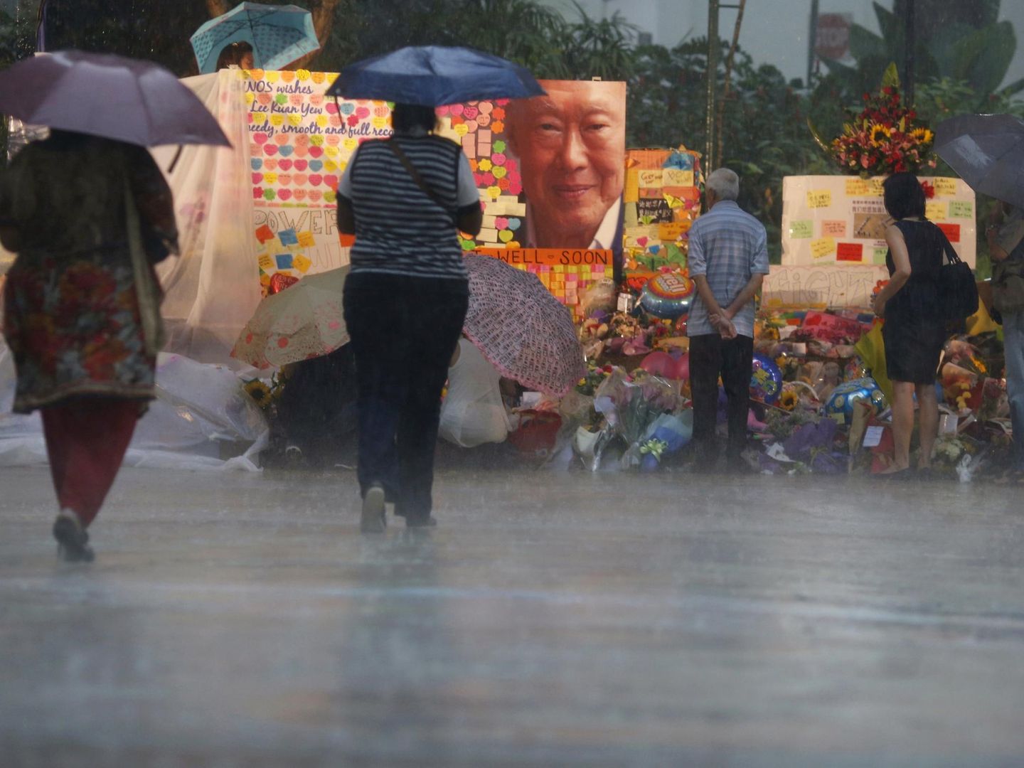 Ciudadanos dejan flores a las puertas de un hospital de Singapur (Reuters).