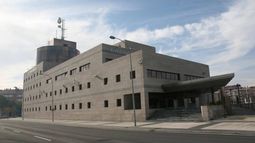 Detenidos dos jóvenes en Vitoria tras robarle la cadena a una mujer de 95 años mediante un tirón