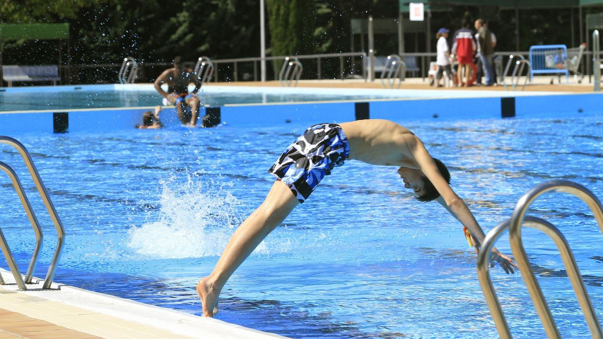 “La hostia está asegurada”: por qué España no hace nada ante los resbalones en piscinas