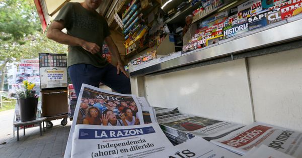 Foto: Un quiosco con 'El País' y otros periódicos. (Reuters)