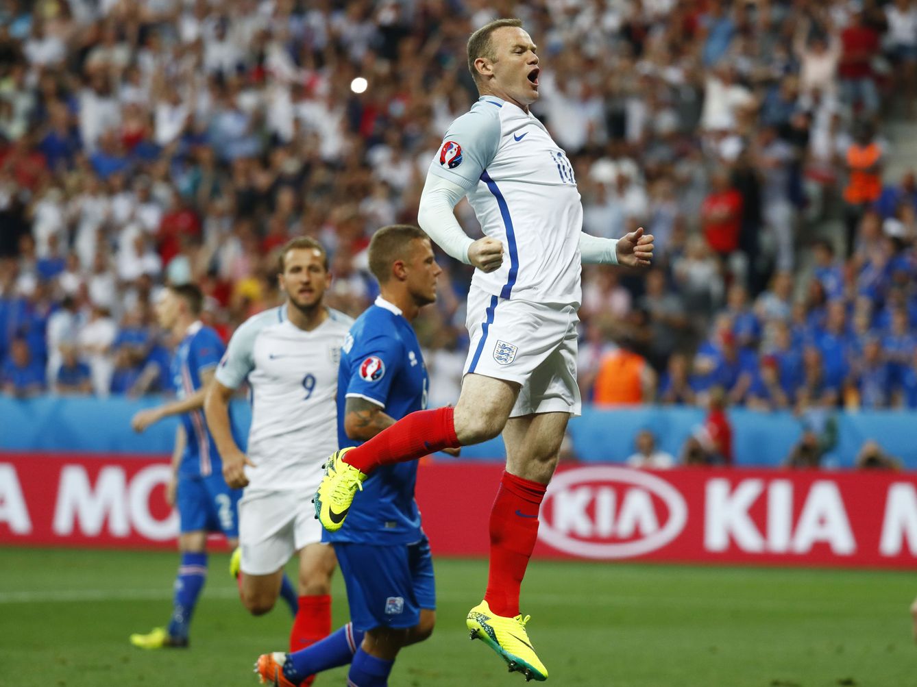 Rooney marcó el 1-0 contra Islandia de penalti (Kai Pfaffenbach/Livepic/Reuters)