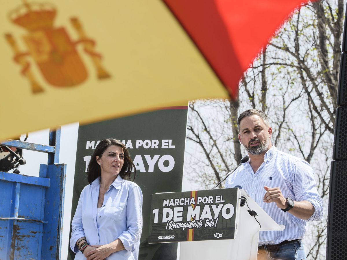 Foto: Santiago Abascal y Macarena Olona durante los actos del 1 de mayo. (EFE/Raúl Caro)