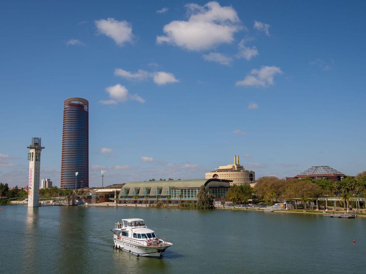 Foto: Imagen de la Torre (i) y el Pabellón de la Navegación (c) junto al World Trade Center (d) de la Expo 92 a orillas del río Guadalquivir. (EFE/Julio Muñoz)