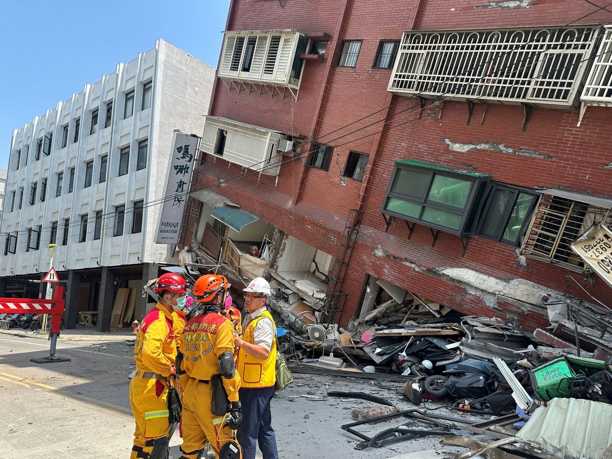Foto: Bomberos ante un edificio que ha sufrido el terremoto. (Reuters/Taiwan National Fire Agency)