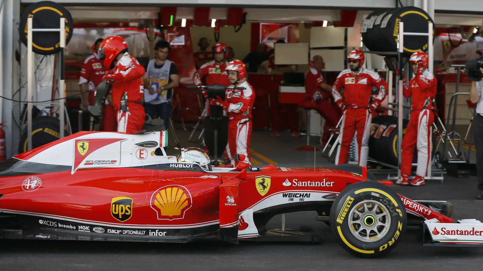 Foto: Ferrari en uno de sus boxes de Azerbaiyán.