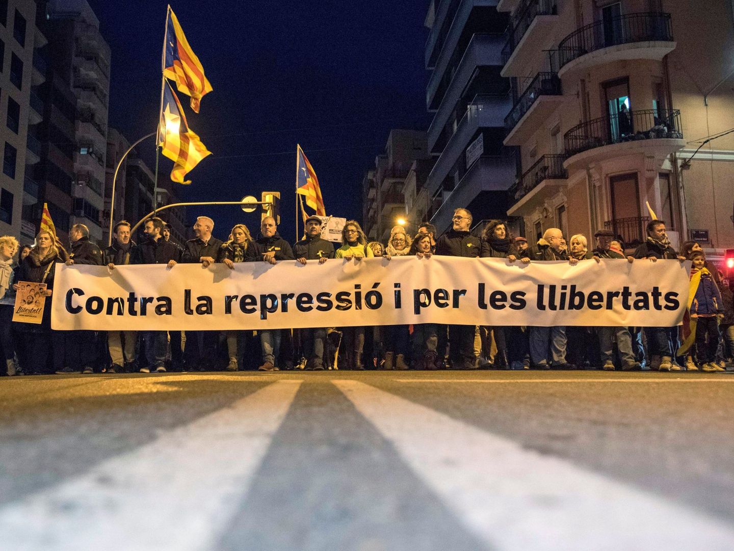 Manifestantes en las calles de Lleida en el marco de las protestas con motivo de la huelga general convocada en noviembre en Cataluña. (EFE)