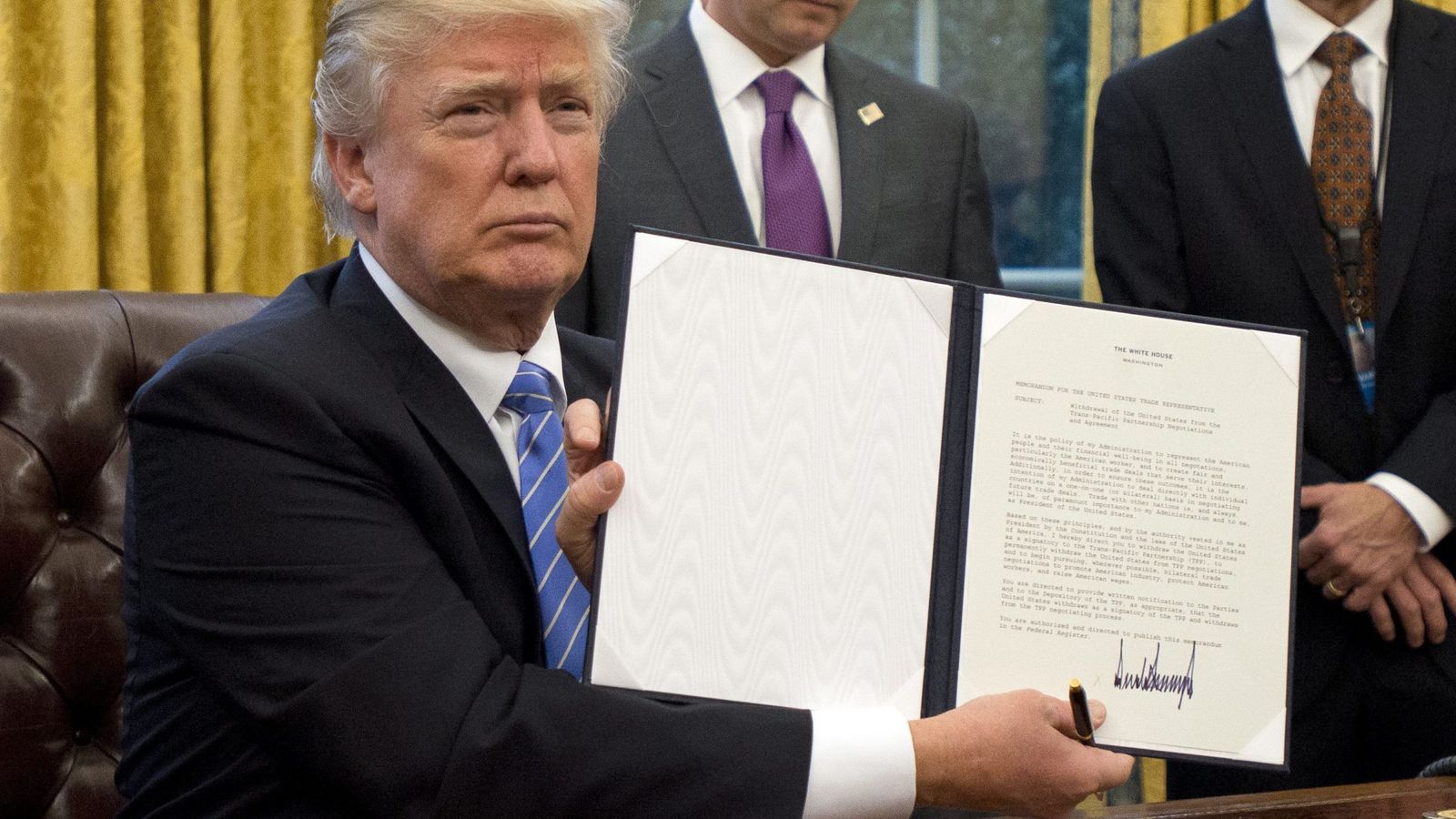 Foto: Trump firma una orden para sacar a EEUU del acuerdo comercial TPP. (EFE)