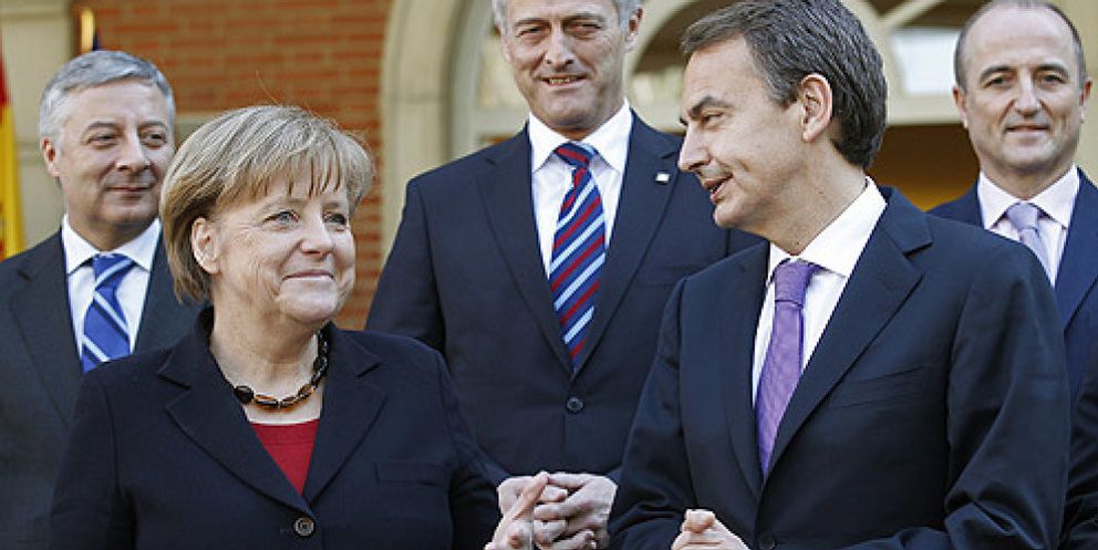 Foto: Zapatero se entrega a la ‘doctrina Merkel’ en una cumbre sin contenido