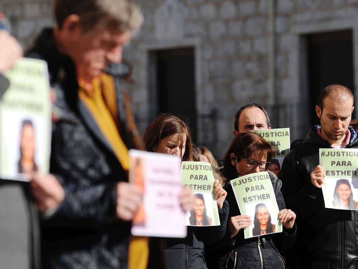 Foto: Concentración en apoyo de los familiares de Esther López. (EFE/Nacho Gallego)
