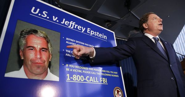 Foto: El fiscal de los Estados Unidos para el Distrito Sur de Nueva York, Geoffrey Berman (R), señala la imagen de Jeffrey Epstein. (EFE)