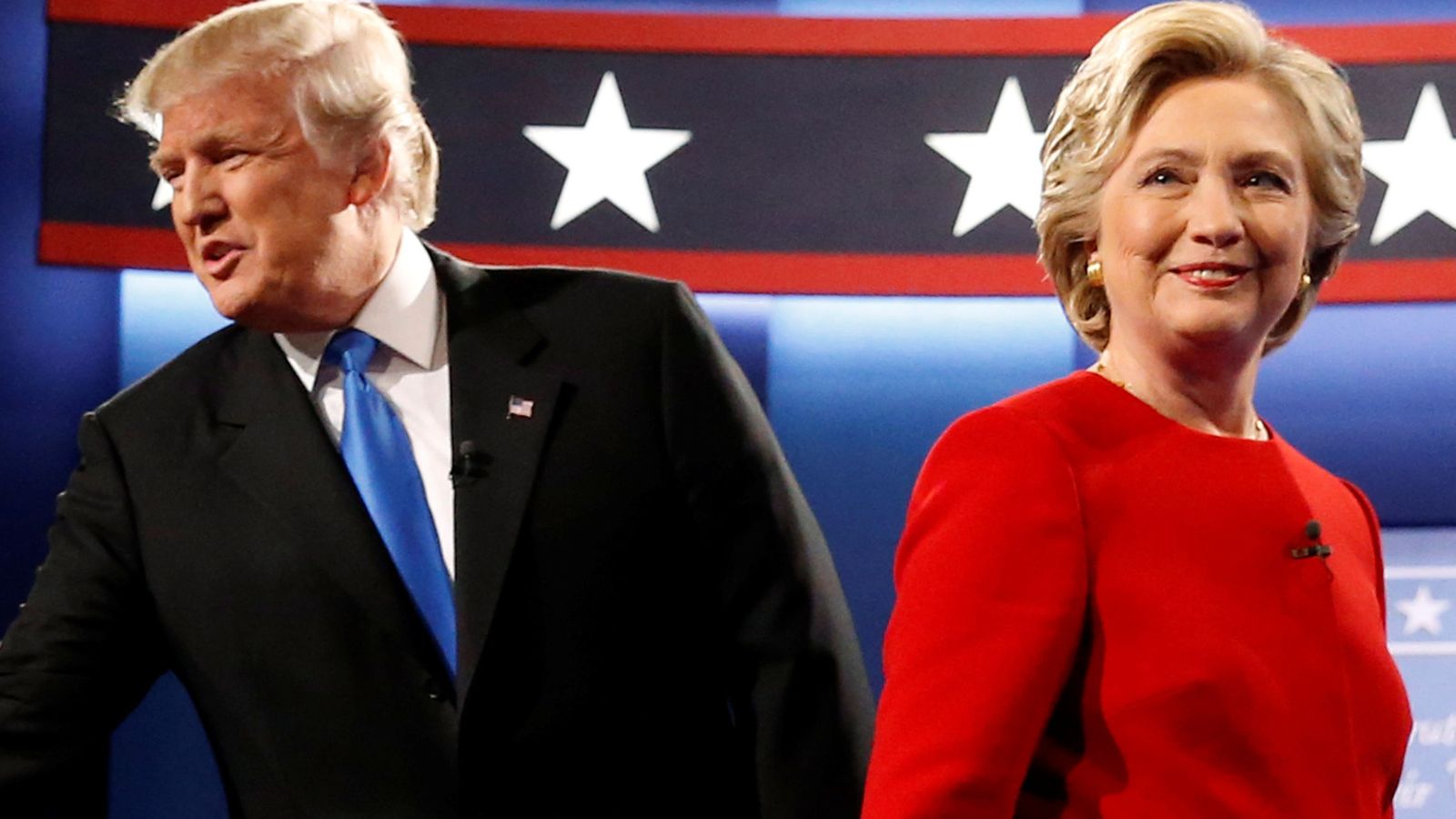 Foto: Donald Trump y Hillary Clinton minutos antes del comienzo del primer debate. (Reuters)